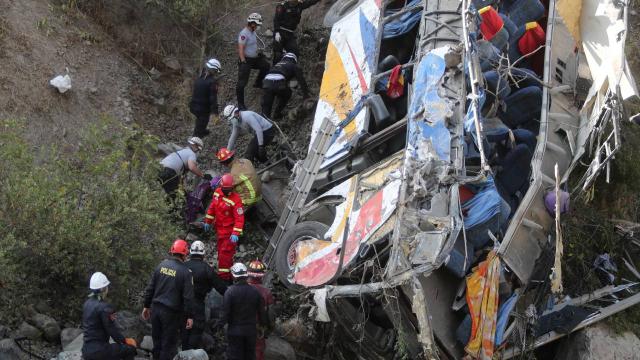 Avtobus dərəyə aşdı - 10 ölü, 25 yaralı var 