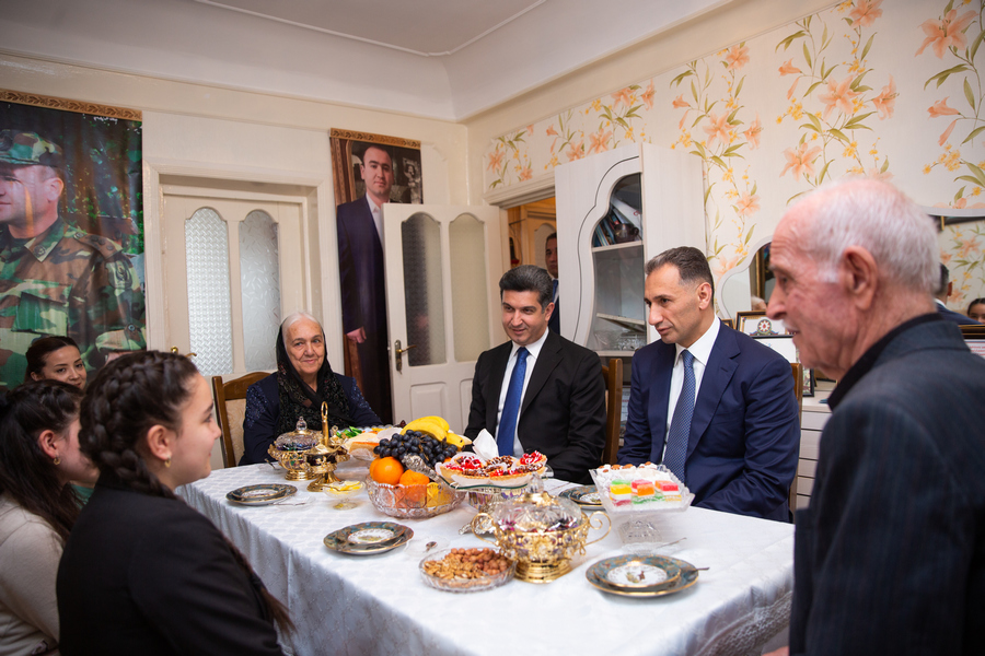Nazir Naftalanda iki övladı şəhid olmuş ailəni ziyarət edib