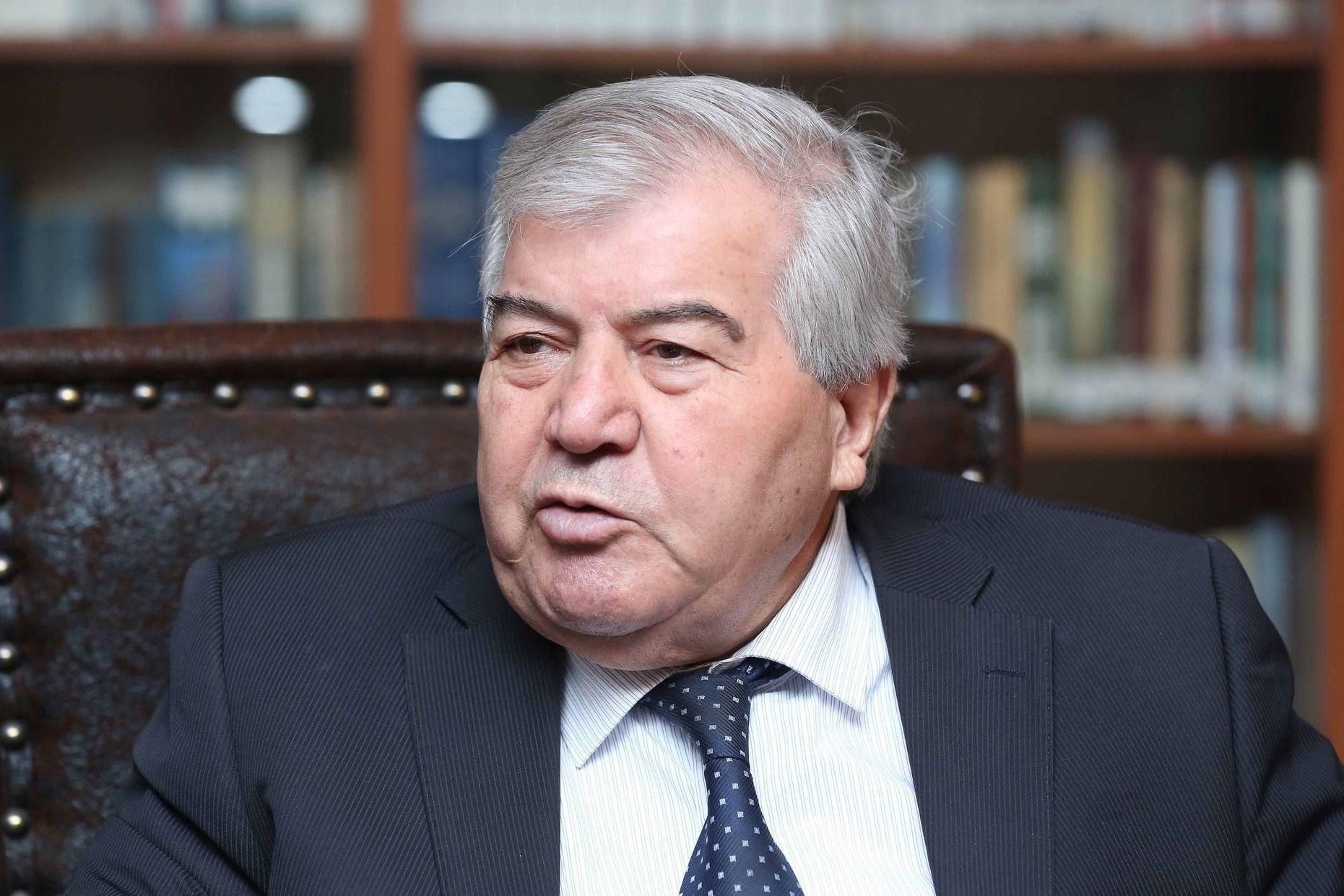  Sabir Rüstəmxanlı: Televiziya cəmiyyəti parçalayır 