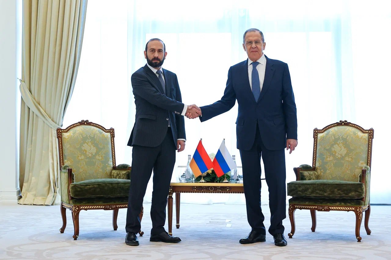 Mirzoyanla Lavrov Səmərqənddə görüşdü
