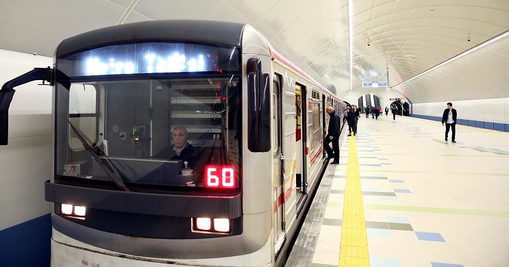 Metroda sərnişin relslərin üstünə yıxıldı