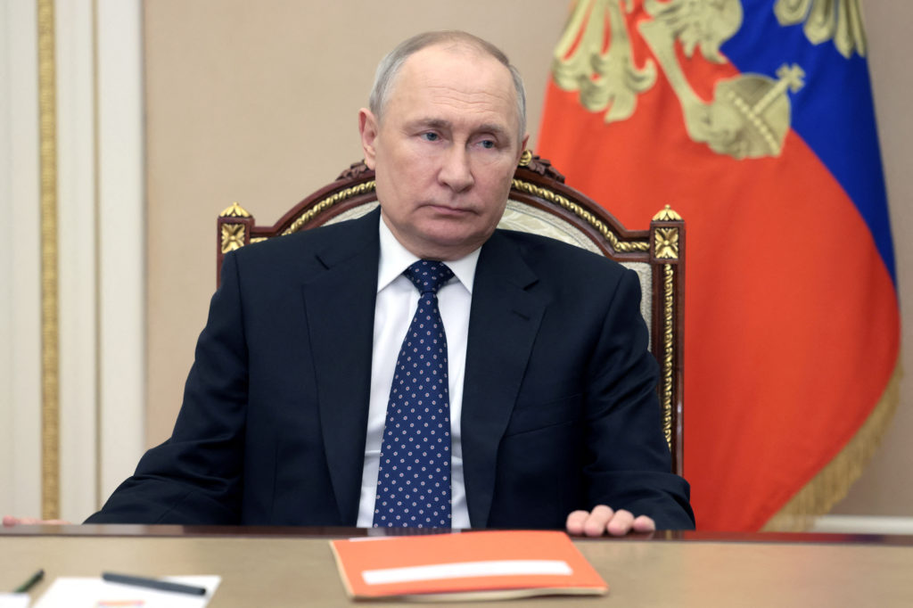 Putin Çinin müdafiə naziri ilə görüşdü 