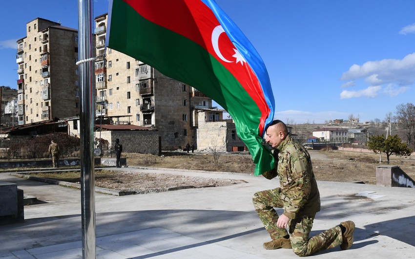 O bayrağa uzaqdan baxmağa da qorxarlar