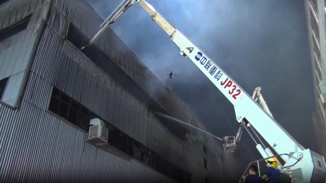 Çində fabrik yandı, 11 nəfər öldü