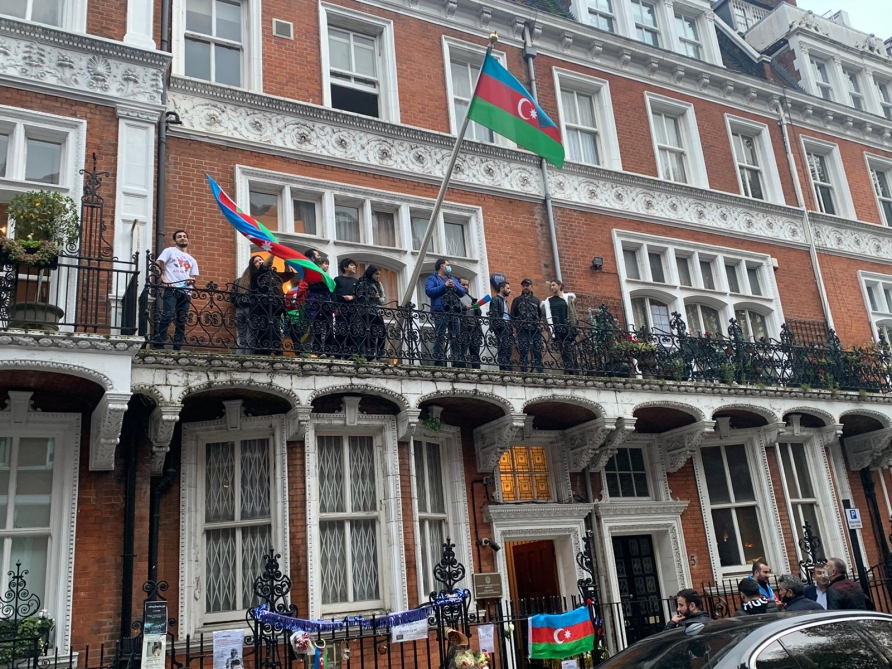 Britaniyadakı icmadan hərbçilərimizə işgəncə verilməsinə ETİRAZ
