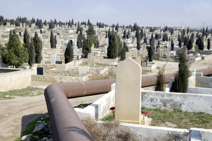 Zabratda qəbir daşları dağıdılıb
