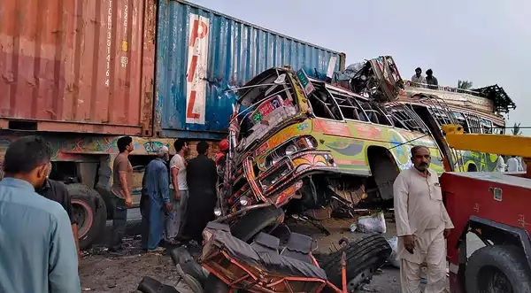 Pakistanda ağır qəza: 5 ölü, 25 yaralı