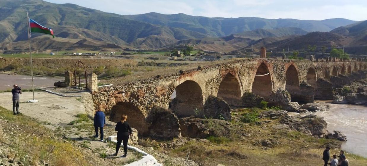 ABŞ və İsrail nümayəndələri Xudafərin körpüsünü ziyarət edib