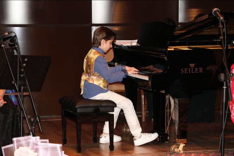 10 yaşlı bəstəkar ilk musiqisini  Heydər Əliyevə həsr etdi - VİDEO