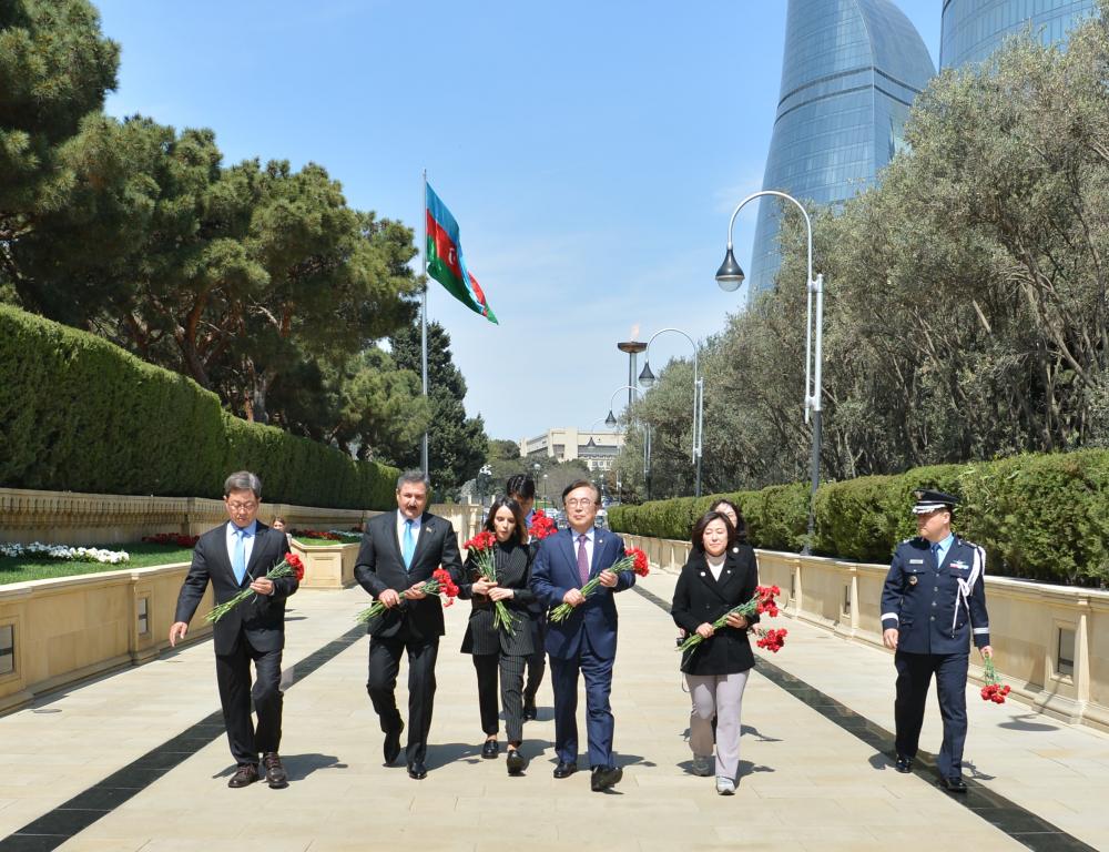 Koreya deputatları Şəhidlər xiyabanını ziyarət edib