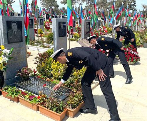 Hərbçilər şəhid məzarlarını ziyarət ediblər - FOTOLAR