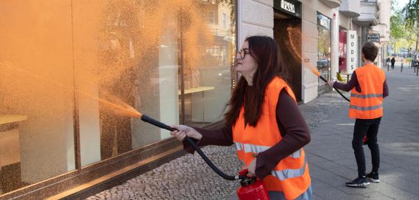 Ekoaktivistlər brend mağazalara hücum edib