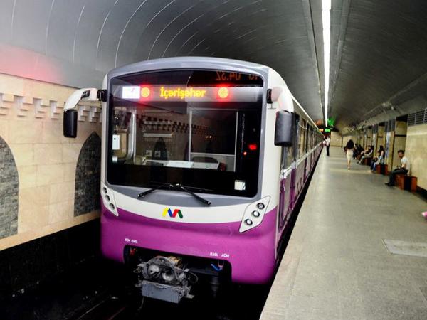 Sərnişin stansiya yoluna düşdü - Metroda qorxulu anlar