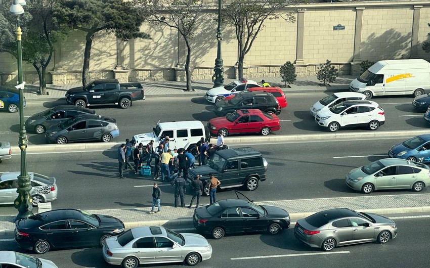 Avtomobillə motosiklet toqquşdu - Yolda sıxlıq yarandı