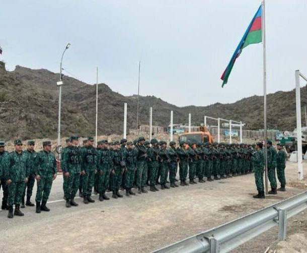 Ermənistanla sərhəddə bayrağımız qaldırıldı - FOTO