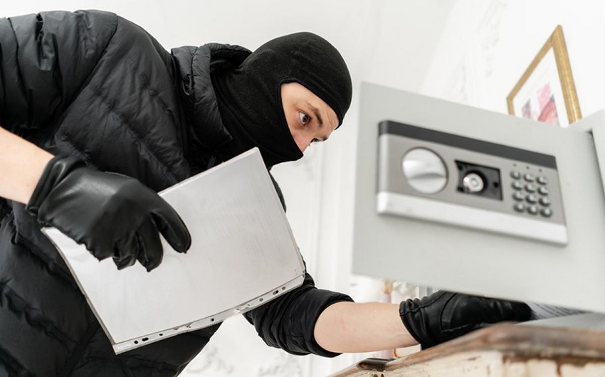 Marketin seyfindəki pulları OĞURLADI