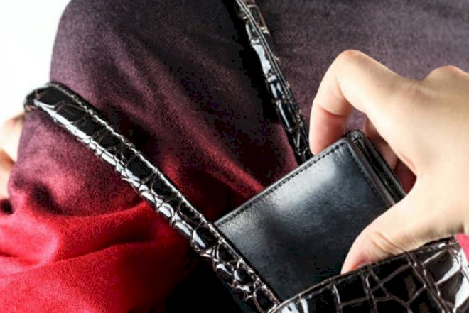 Qadının çantasından pul oğurlandı 