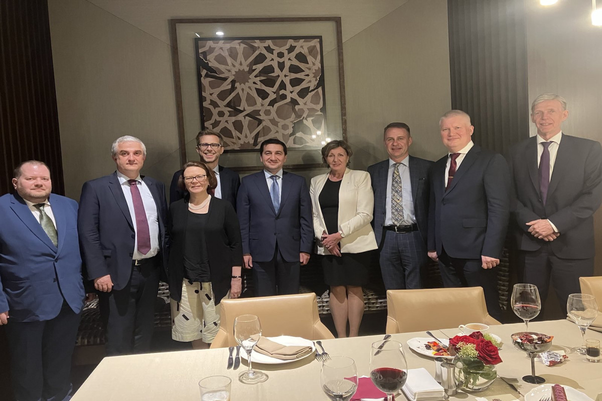 Hikmət Hacıyev səfirlərlə GÖRÜŞDÜ