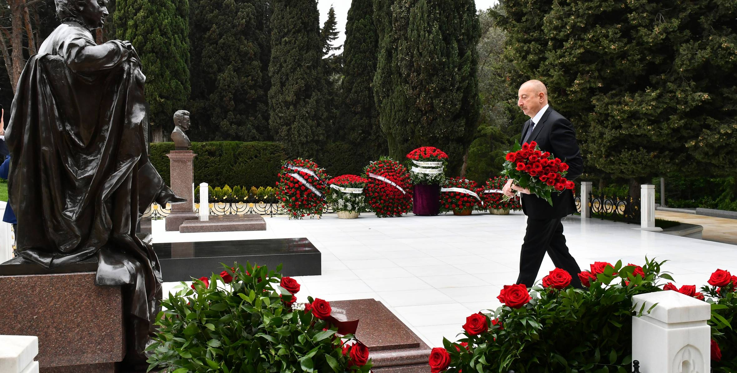 Prezident Zərifə Əliyevanın məzarını ziyarət edib - FOTOLAR