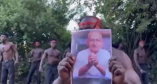 Afrikalılar Kılıçdaroğlunun şəklini öpüb rəqs etdilər - VİDEO