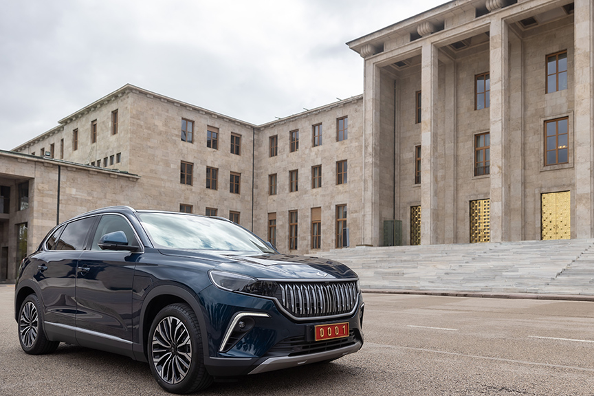 Şentop spikerləri parlamentə “Togg”la apardı - VİDEO