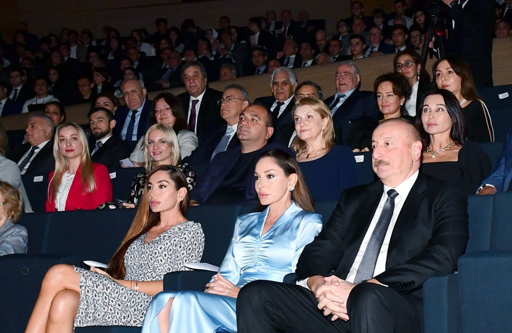 İlham Əliyev xanımı və qızı ilə konsertdə - FOTO