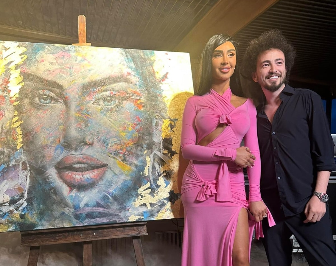 Azərbaycanlı modelə qızıldan portret hədiyyə edildi - VİDEO