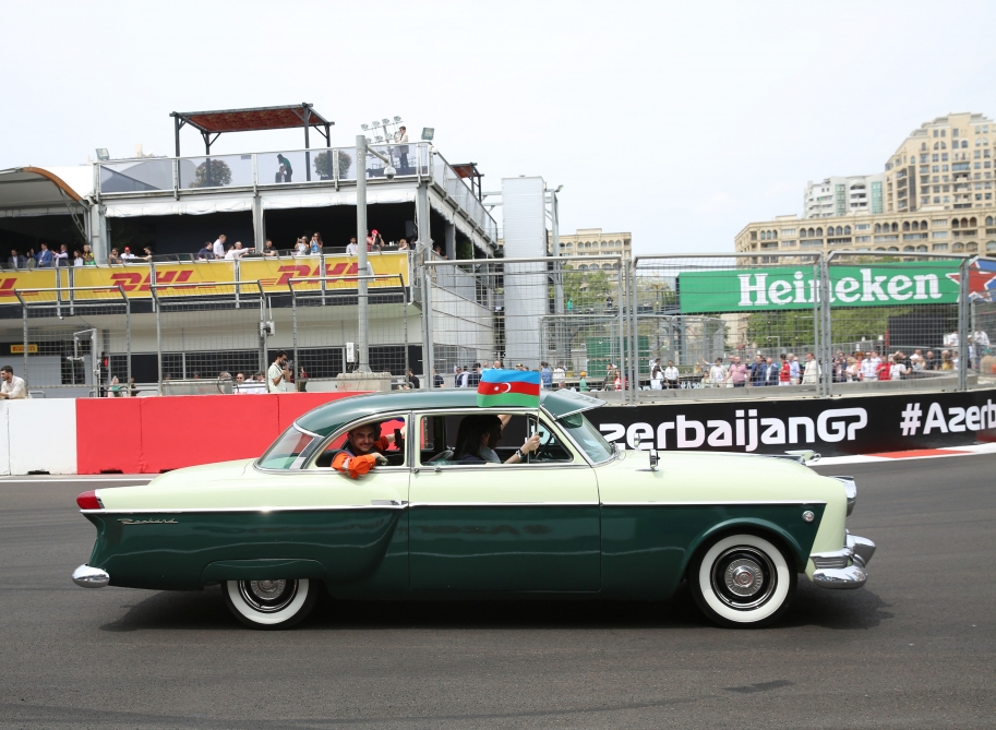 Bakıda klassik avtomobillərin yürüşü - FOTOLAR