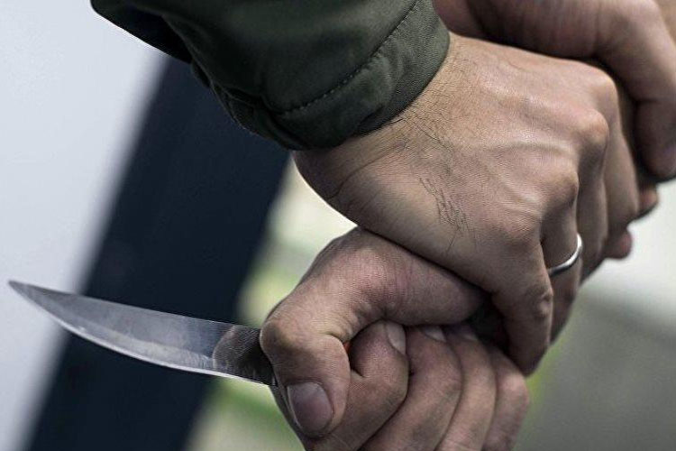 21 yaşlı oğlan arvadını və qayınatasını bıçaqladı 