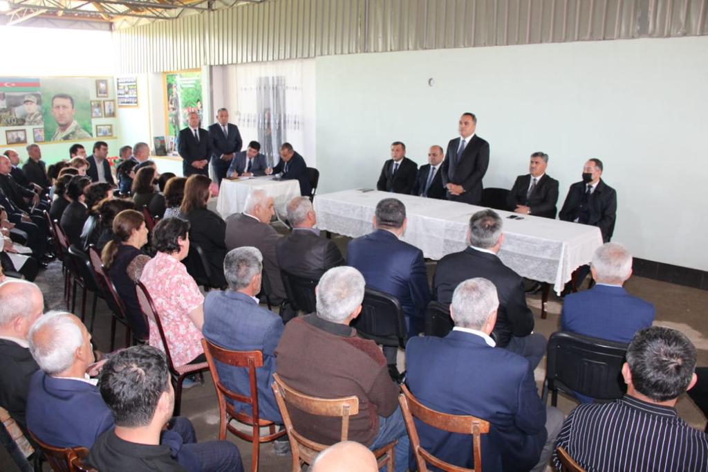 İcra başçısı şəhid ailəsinin həyətində səyyar qəbul keçirib - FOTO