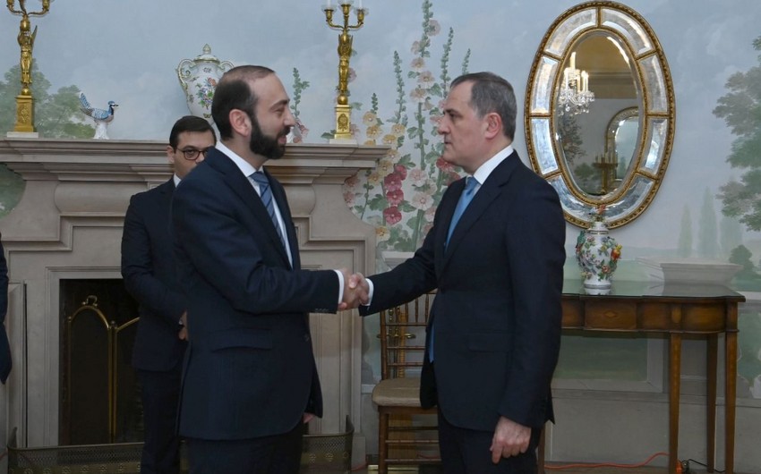 Ceyhun Bayramovla Mirzoyan arasında görüş başlayıb