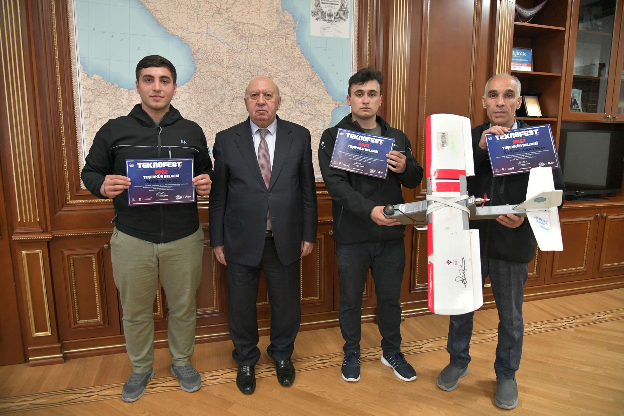 Rektor BMU-nu “TEKNOFEST-2023”də təmsil edən komanda üzvləri ilə görüşüb - FOTO