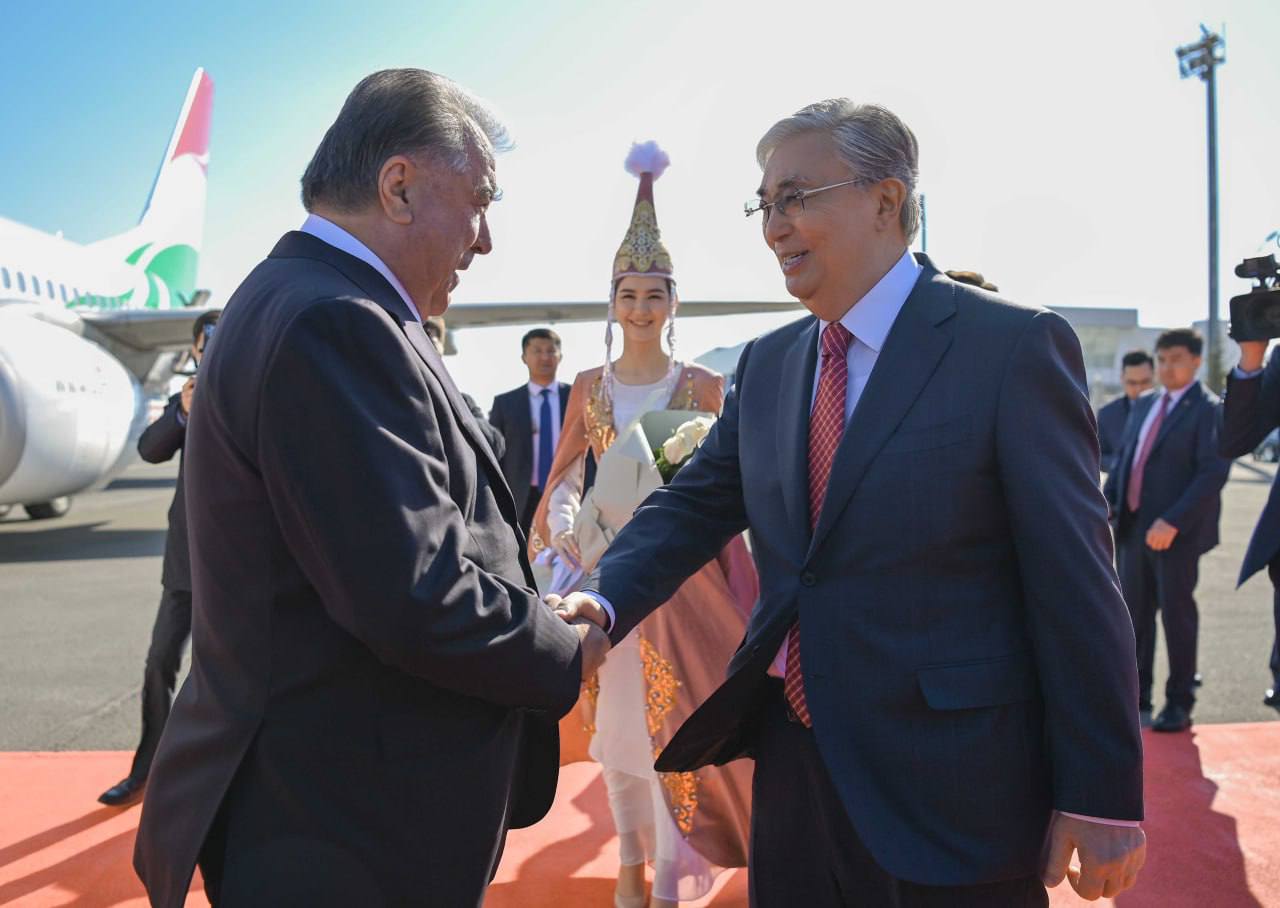 Tokayev Tacikistan prezidentini şəxsən QARŞILADI - FOTO