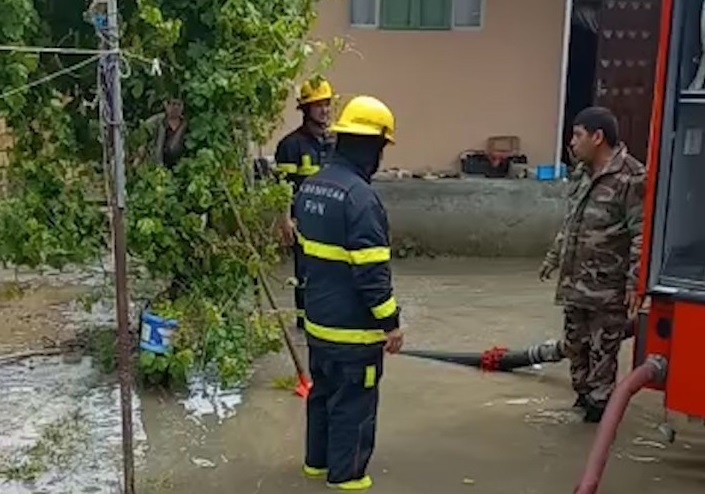 Biləsuvarda evləri və həyətyanı sahələri su basıb - VİDEO