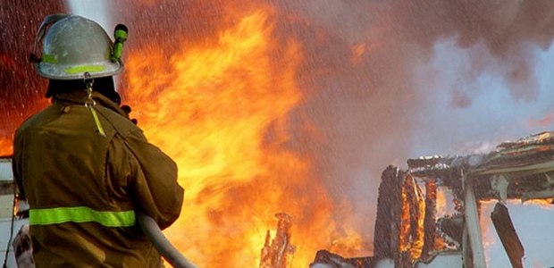 Avtomobil təmiri sexi və 4 maşın yandı