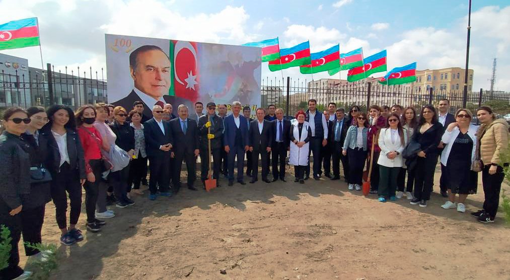 Nazirliyin kollektivi ağacəkmə kampaniyasında - FOTOLAR