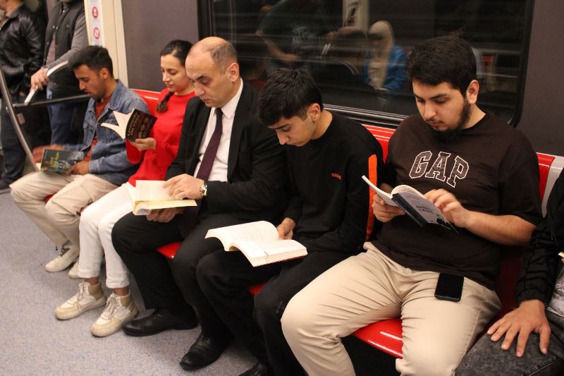 Deputat Bakı metrosunda gənclərlə birgə kitab oxudu - FOTOLAR