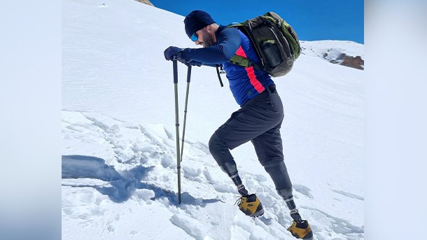 İki ayağını itirmiş qazi Heydər Əliyev zirvəsində- VİDEO