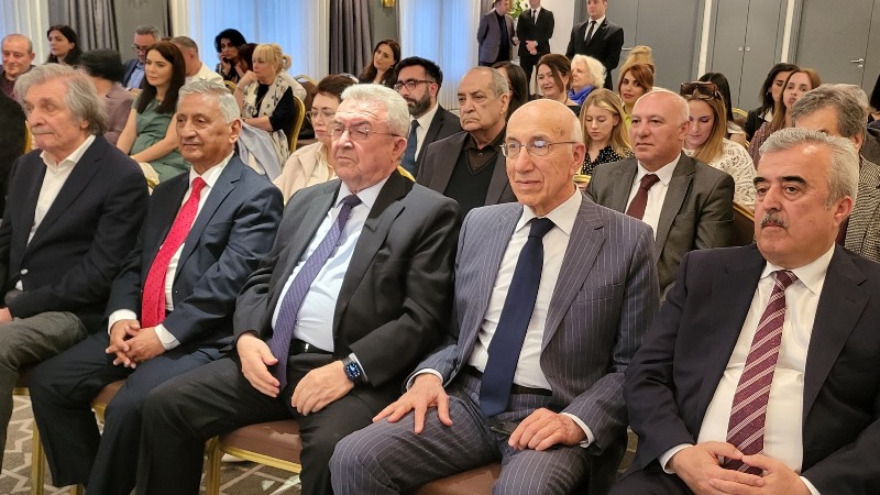 Tanınmış şəxslərə Heydər Əliyevlə bağlı saat hədiyyə olundu