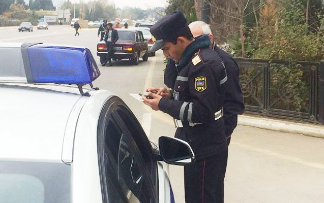 Postda insident: Sərnişin polisi bıçaqla hədələdi