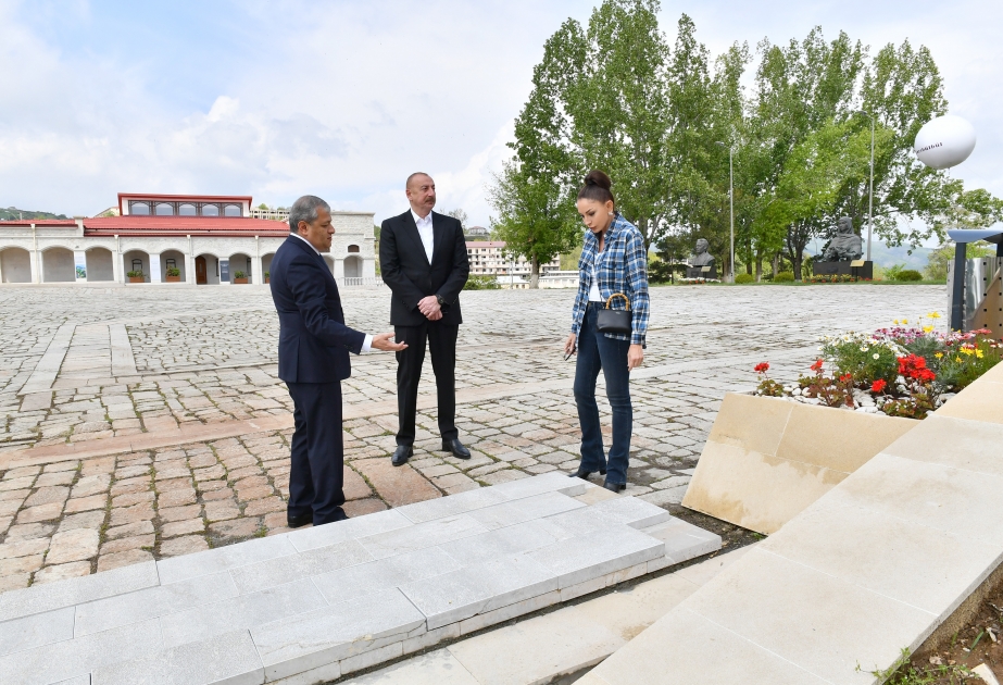 İlham Əliyev və birinci xanım Şuşadakı meydana baş çəkdilər