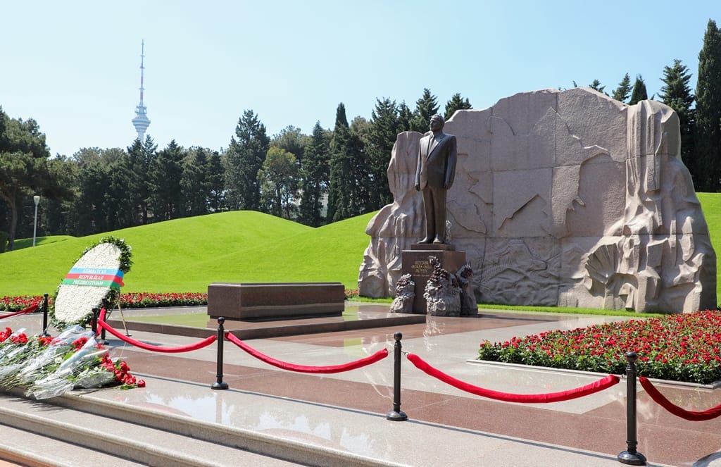 ADU kollektivi Ulu Öndərin məzarını ziyarət edib - FOTOLAR