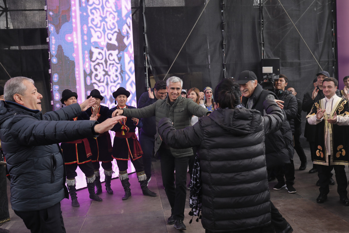 Sənət adamları və rəsmilər Cıdır düzündə rəqs etdilər - FOTO