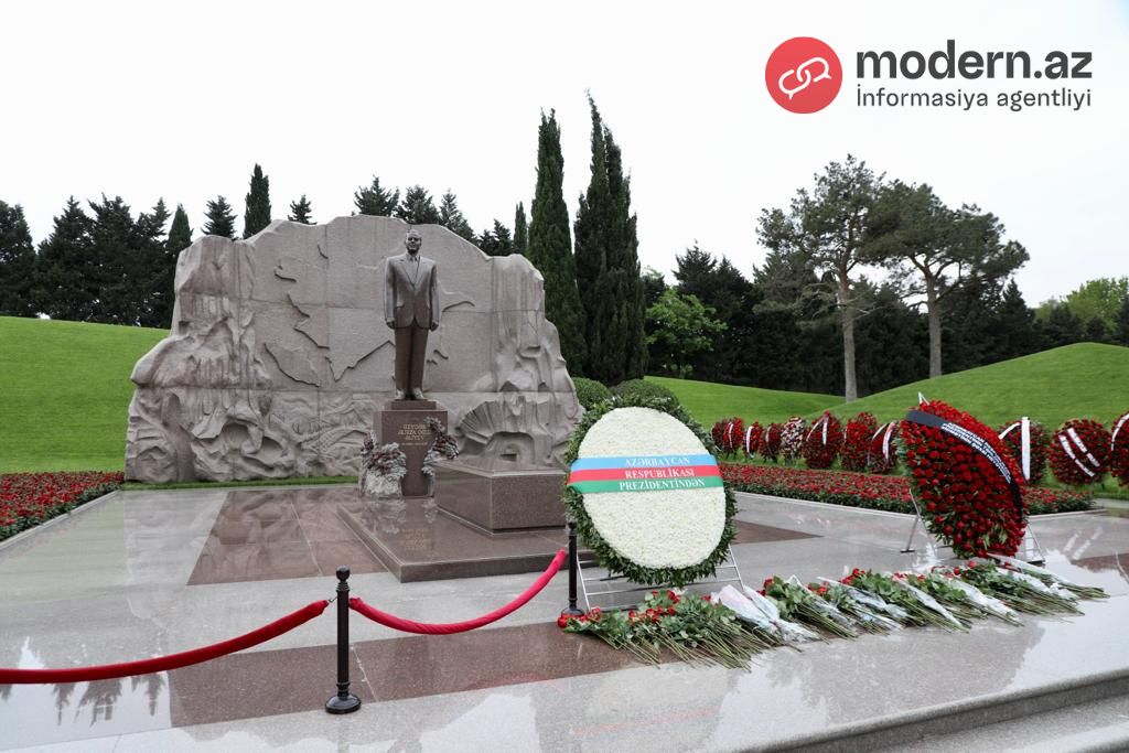 Dövlət rəsmiləri Heydər Əliyevin məzarını ziyarət edib - FOTOLAR