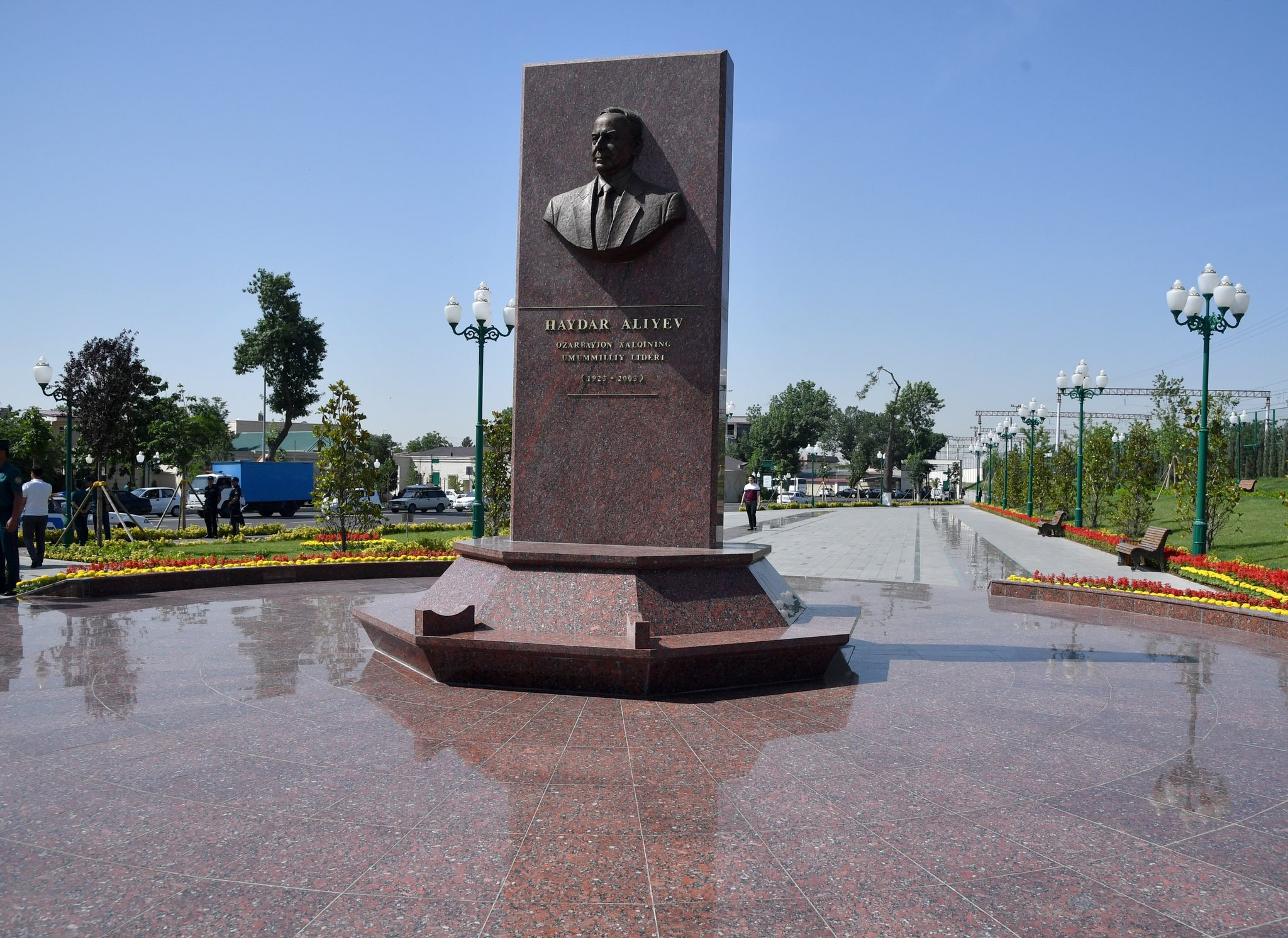 Özbəkistan XİN başçısı Heydər Əliyevi andı - FOTO
