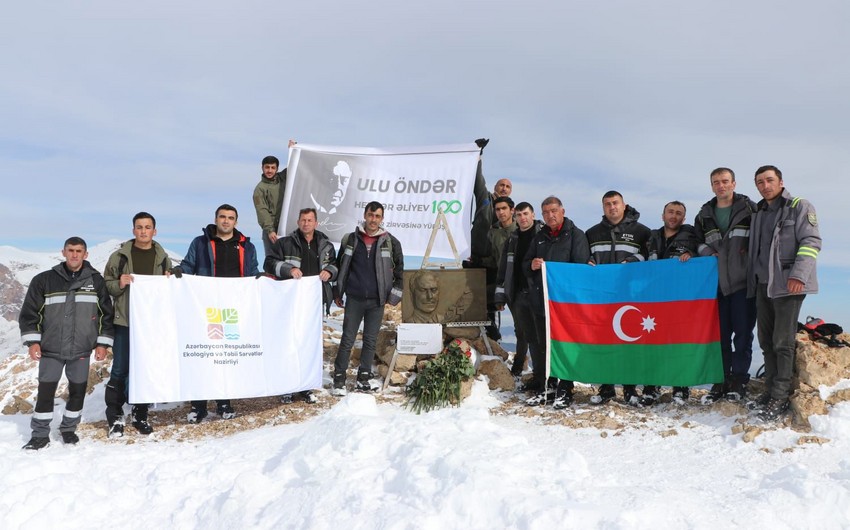 Nazirlik əməkdaşları “Heydər zirvəsi”ndə - FOTOLAR