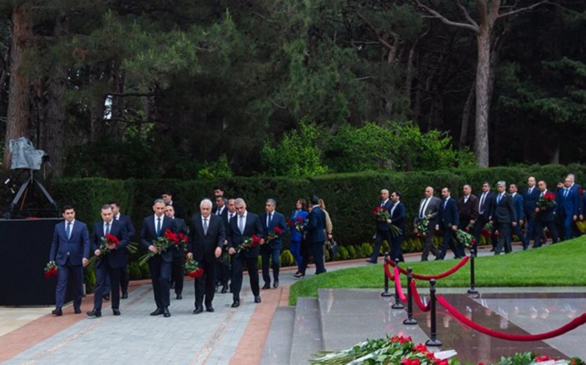 Nazirlik əməkdaşları Ulu Öndərin məzarını ziyarət edib