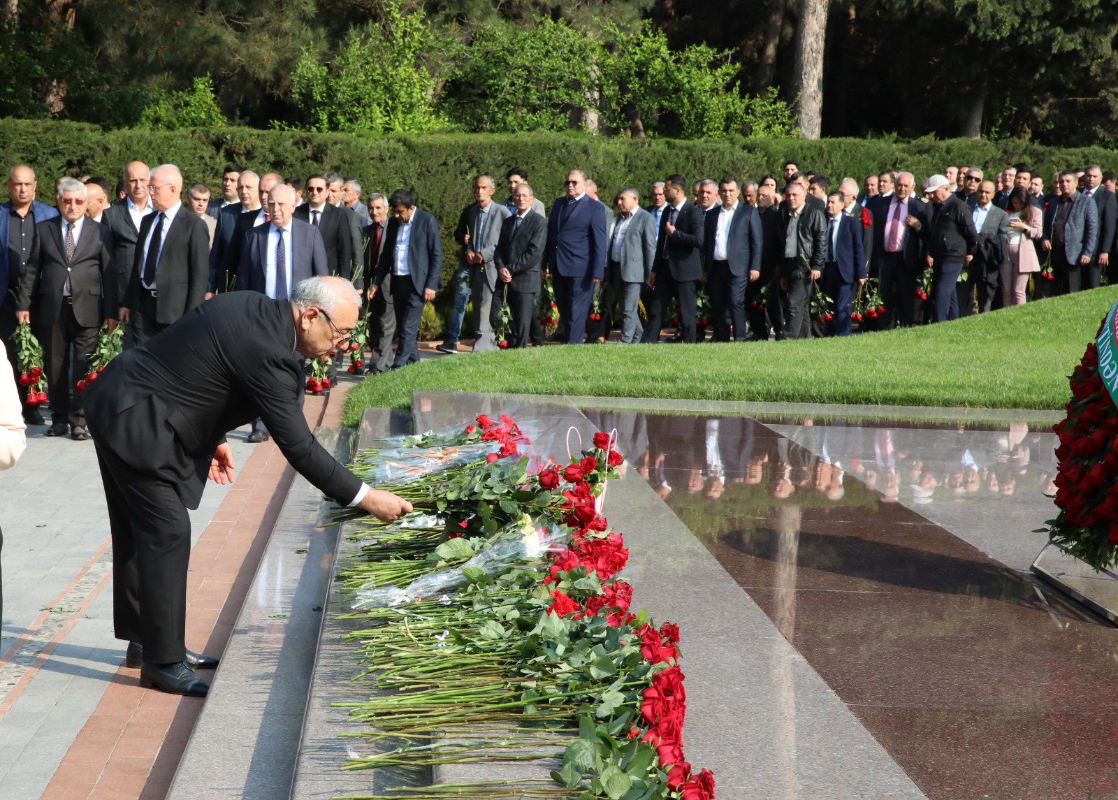 AHİK rəhbərliyi Heydər Əliyevin məzarını ziyarət edib - FOTO