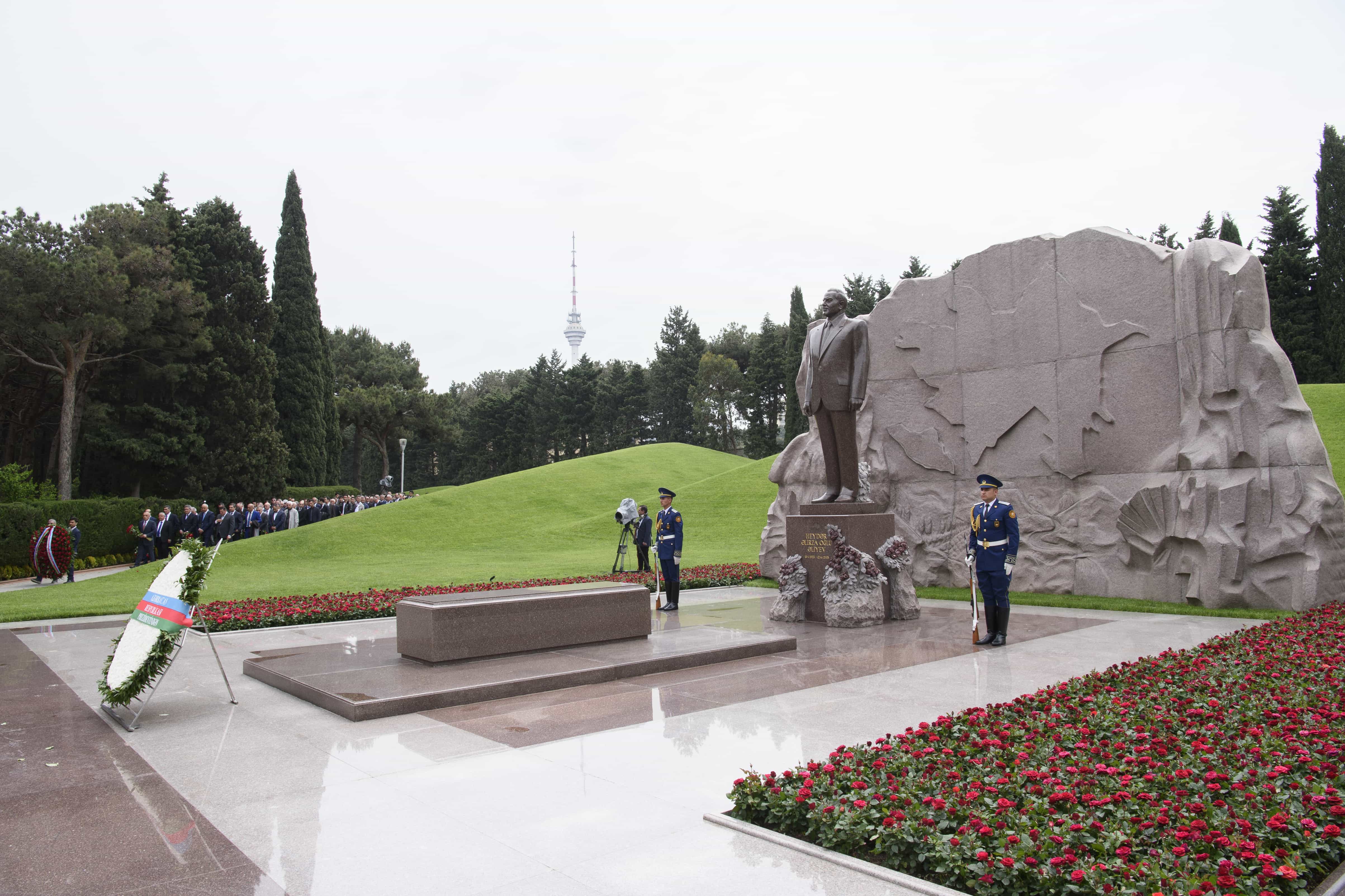 Dövlət Agentliyinin kollektivi Heydər Əliyevin məzarını ziyarət edib