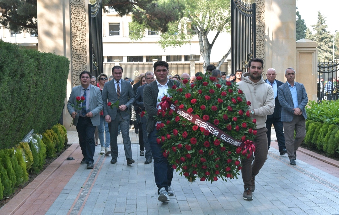 BMU-nun kollektivi Ümummilli Liderin məzarını ziyarət edib - FOTO